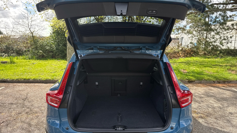 Volvo XC40 2.0 B4P Ultra Dark 5dr Auto Petrol Estate